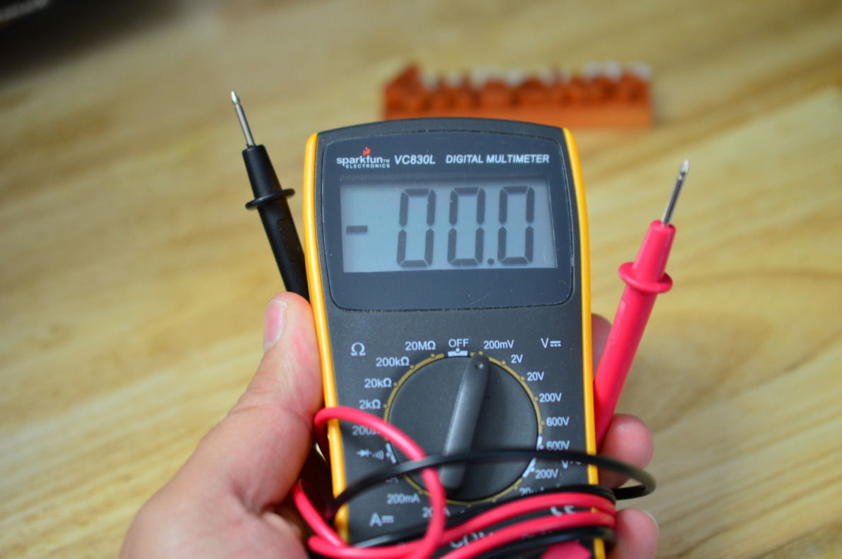 Comment tester une batterie avec un multimètre ?